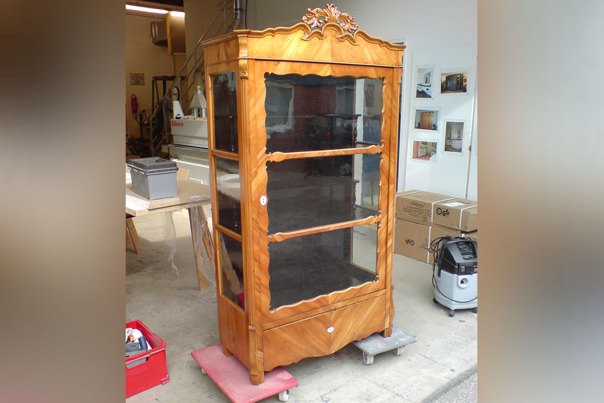 Vitrinenschrank aufgearbeitet Vitrinenschrank