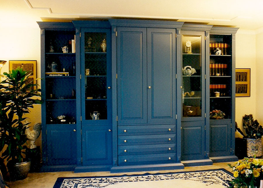 Schrank mit TV-Fach und Vitrine Schrank mit TV-Fach und Vitrine