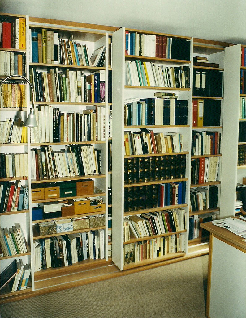 Bücherwand mit Schiebeelementen Bücherwand