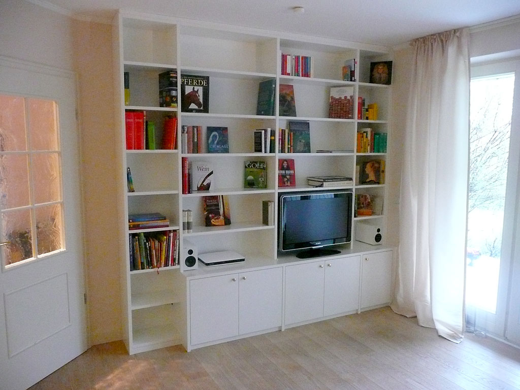 Bücherwand in weiß seidenmatt lackiert Bücherwand