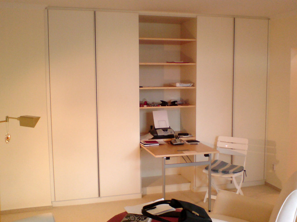 Schrank in Seniorenwohnung mit Klappausziehtisch Schrank